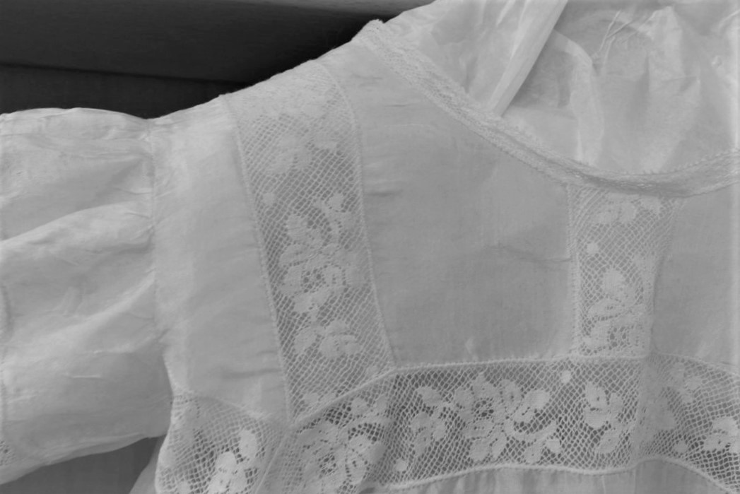 un abito che attraversa le generazioni: restauro di una veste battesimale